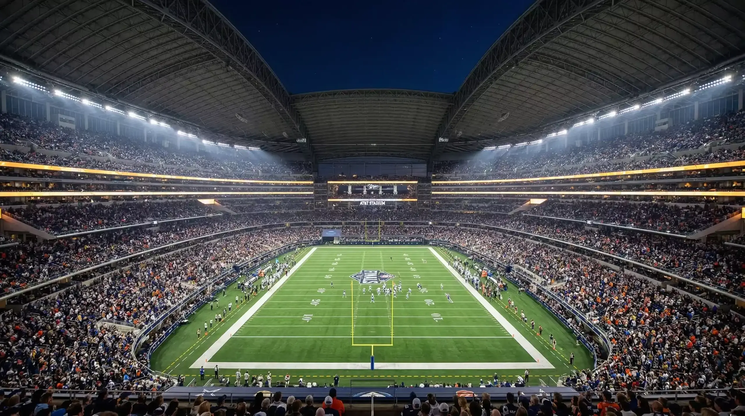 Estadio del Super Bowl iluminado de noche con el campo de fútbol americano preparado para el partido