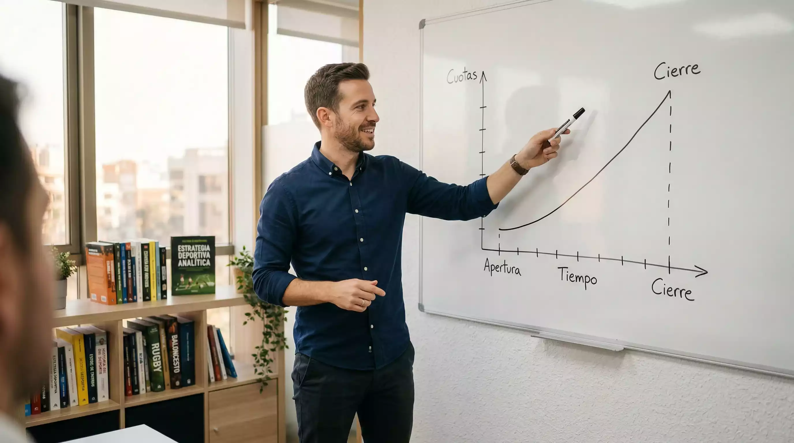 Analista deportivo revisando líneas de apuestas del Super Bowl en una pizarra con estadísticas